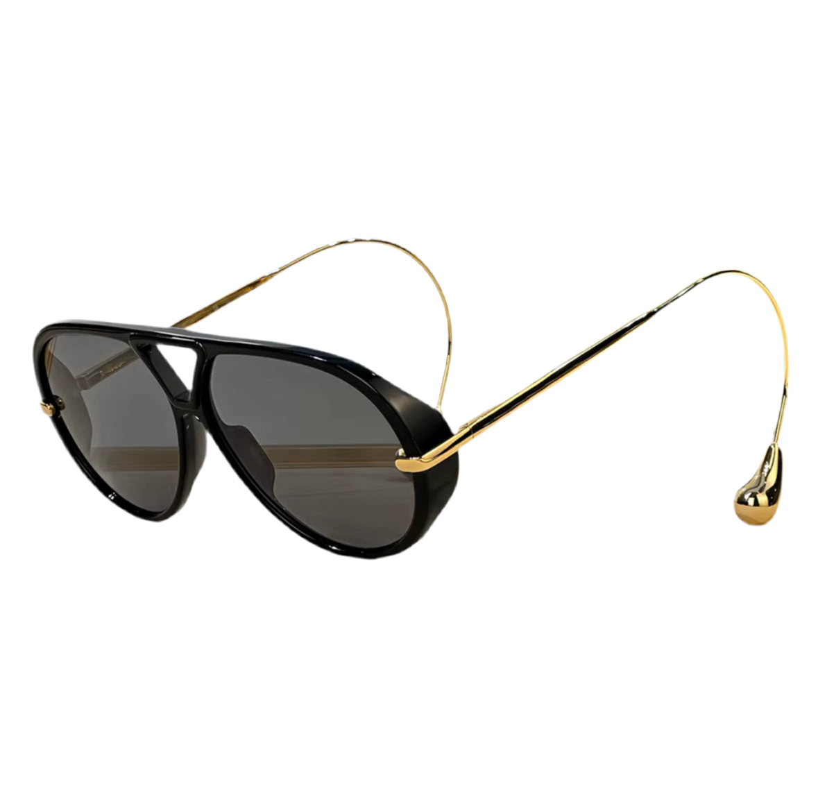 Moderne Sonnenbrille im Statement-Design mit tropfenförmigen Endstücken an goldenen oder silbernen Metallbügeln. Erhältlich in Schwarz, Blau, Braun, Gelb und Schildpatt – stilvoll, auffällig und hochwertig.