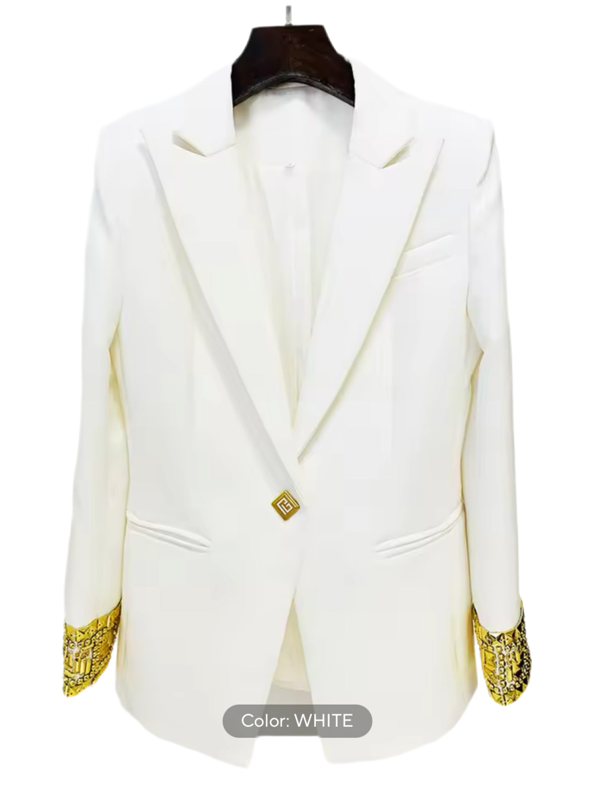 Eleganter Blazer mit goldenen Details an den Ärmelabschlüssen und einer edlen, goldenen Verschlussverzierung. Verfügbar in Schwarz und Weiß – perfekt für einen luxuriösen und kraftvollen Statement-Look.