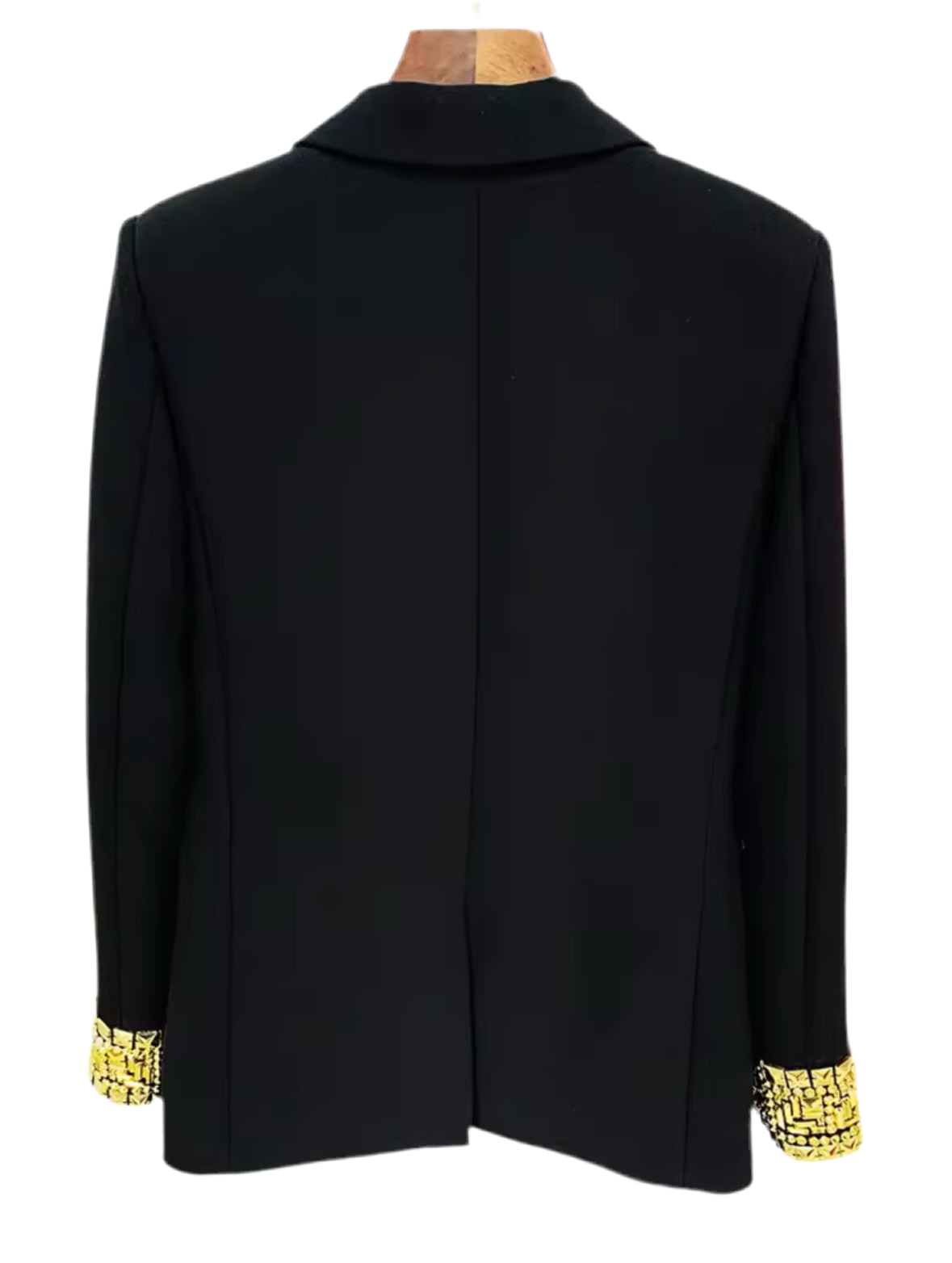 Eleganter Blazer mit goldenen Details an den Ärmelabschlüssen und einer edlen, goldenen Verschlussverzierung. Verfügbar in Schwarz und Weiß – perfekt für einen luxuriösen und kraftvollen Statement-Look.