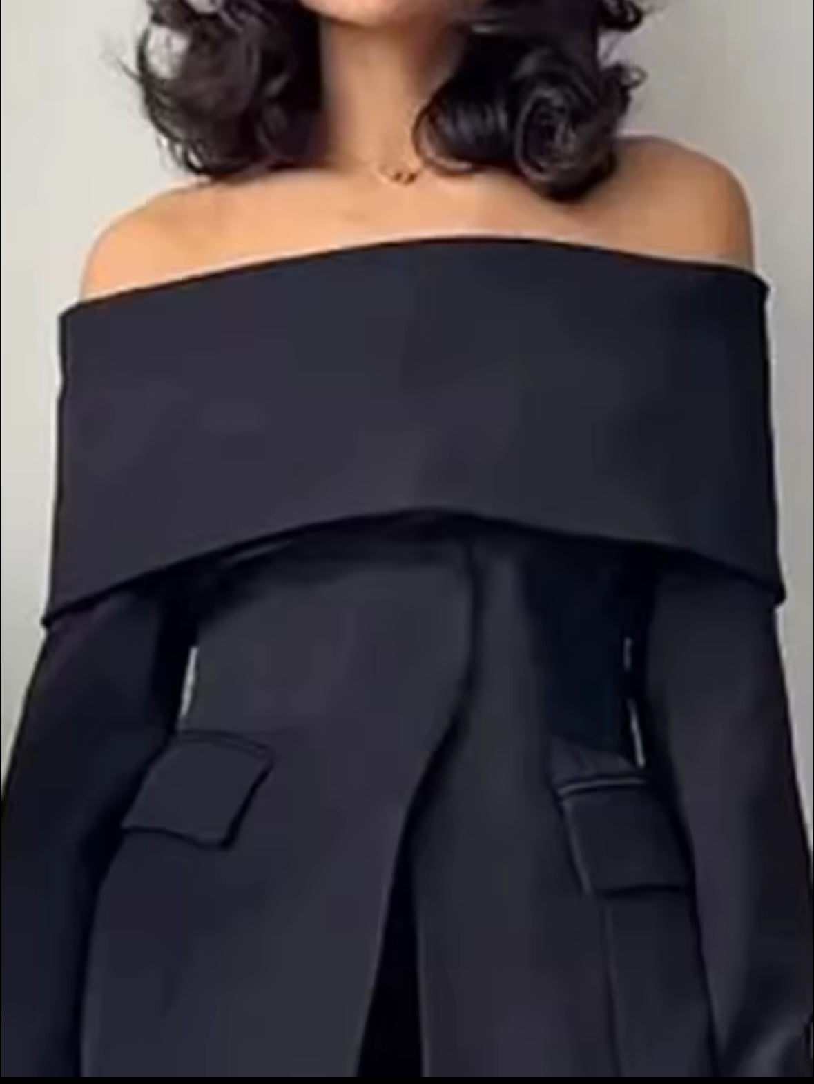 Schwarzer Off-Shoulder Hosenanzug für Damen mit elegantem Blazer und Hose – ideal für Abendveranstaltungen, Business und exklusive Anlässe.
