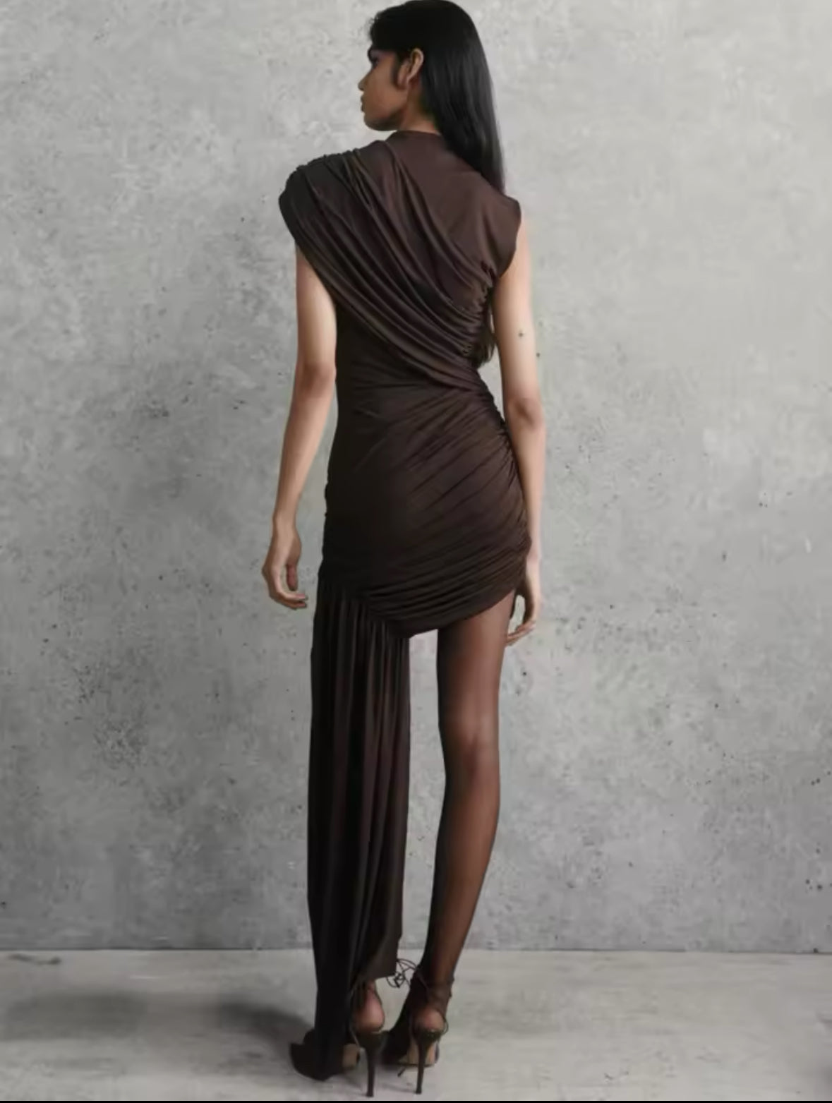Elegantes schokoladenbraunes One-Shoulder-Kleid mit asymmetrischem Schnitt, drapierten Details und langem, fließendem Beinabschluss – figurbetontes Abendkleid für besondere Anlässe.