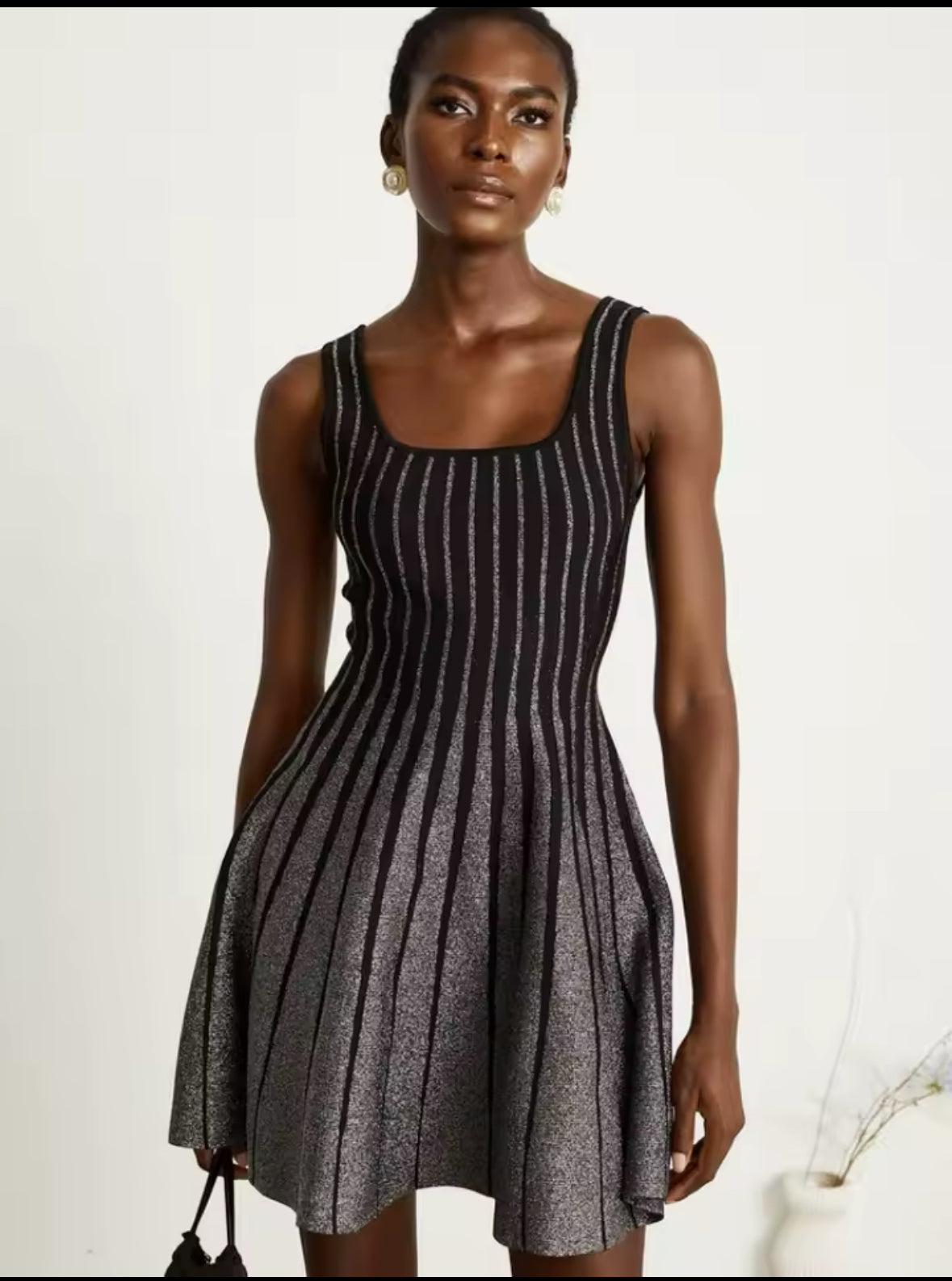 Schwarzes Strick-Minikleid mit Glitzereffekt, tailliert, ausgestellter Rock, elegantes Design
