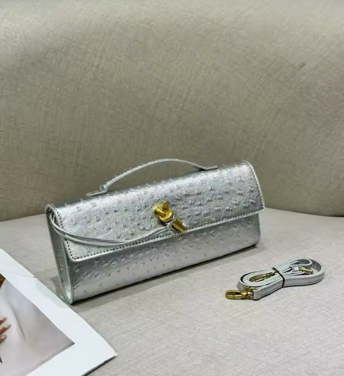 Clutch Andiamo in Silber Lederoptik mit goldener Schlaufe – luxuriöser Look, elegante Struktur