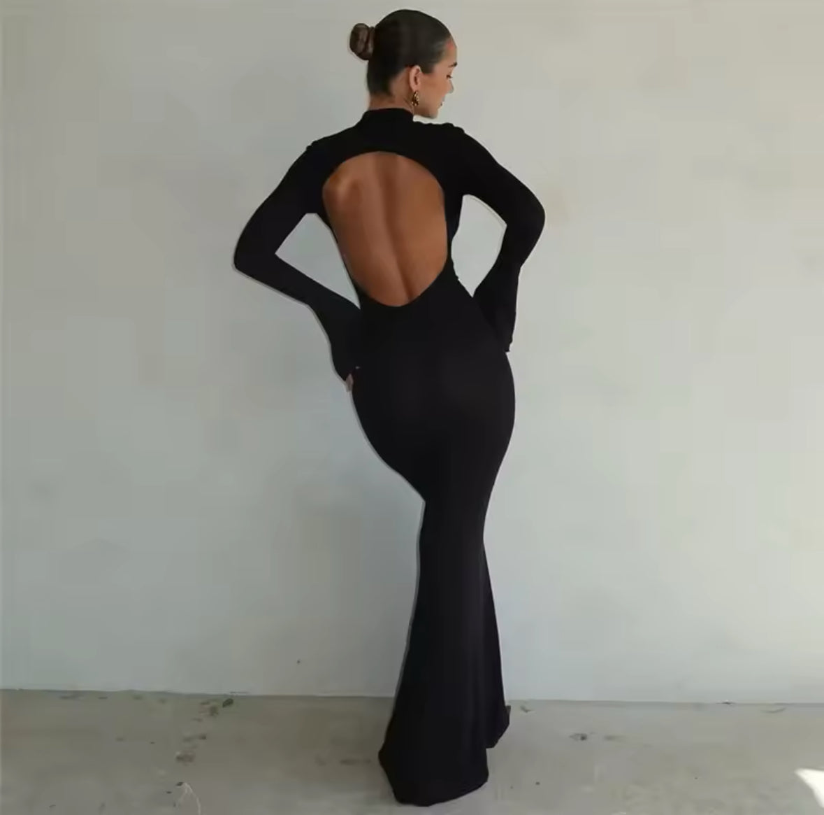 Rückenfreies Maxikleid – Eleganz in Schwarz für unvergessliche Auftritte