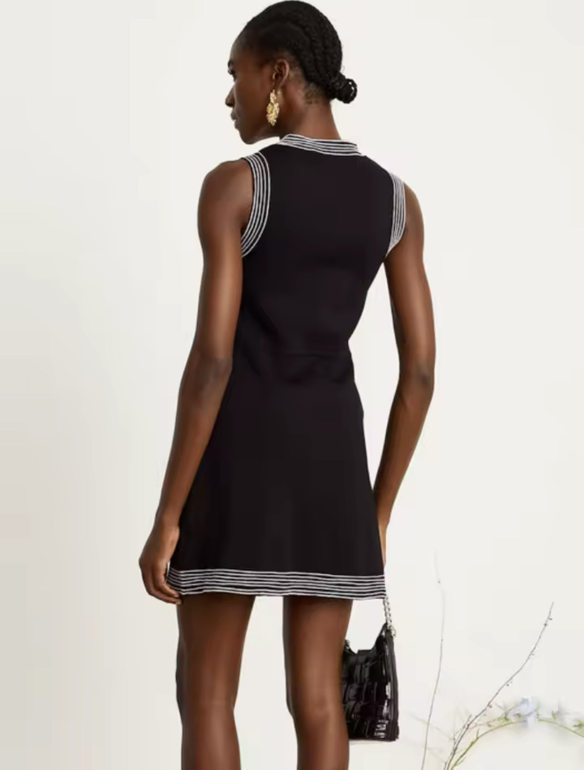 Schwarzes Strickkleid mit weißen Kontrastdetails, Knopfleiste und Stehkragen, femininer French Chic Look