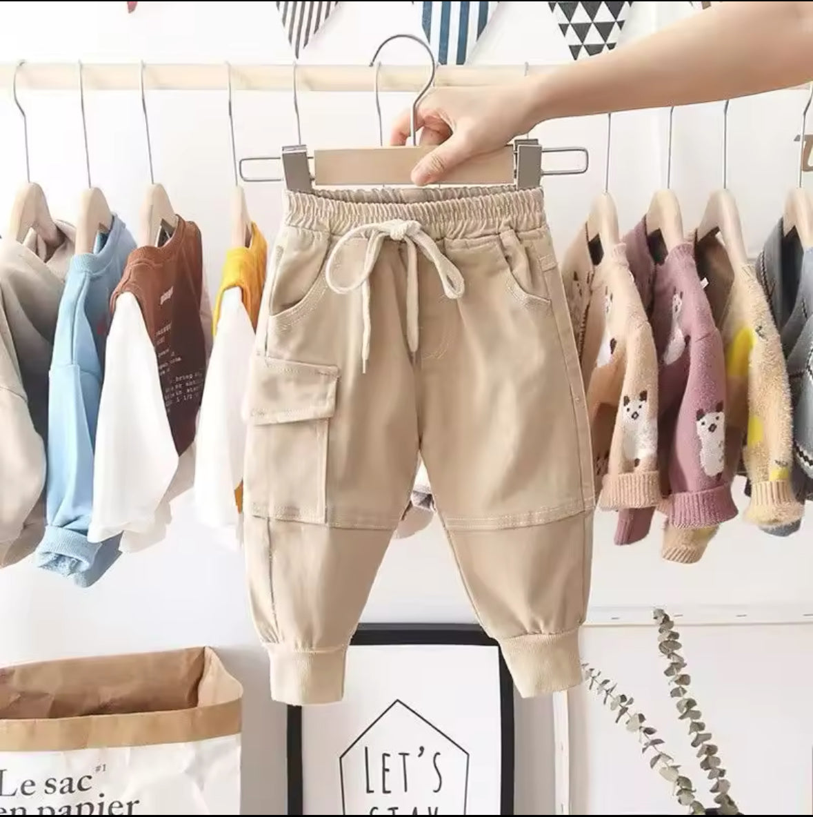 Beigefarbene Kinder-Cargohose mit praktischen Taschen und elastischem Bund.