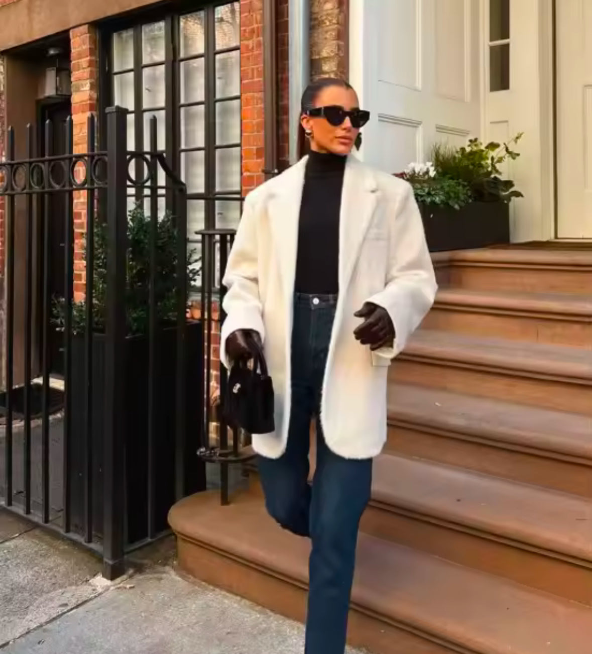 Eleganter Oversized-Mantel aus flauschigem, strukturiertem Material mit klassischem Blazer-Schnitt. Verfügbar in Rosa, Beige und Grau – perfekt für einen luxuriösen, stilvollen Look mit modernem Touch.
