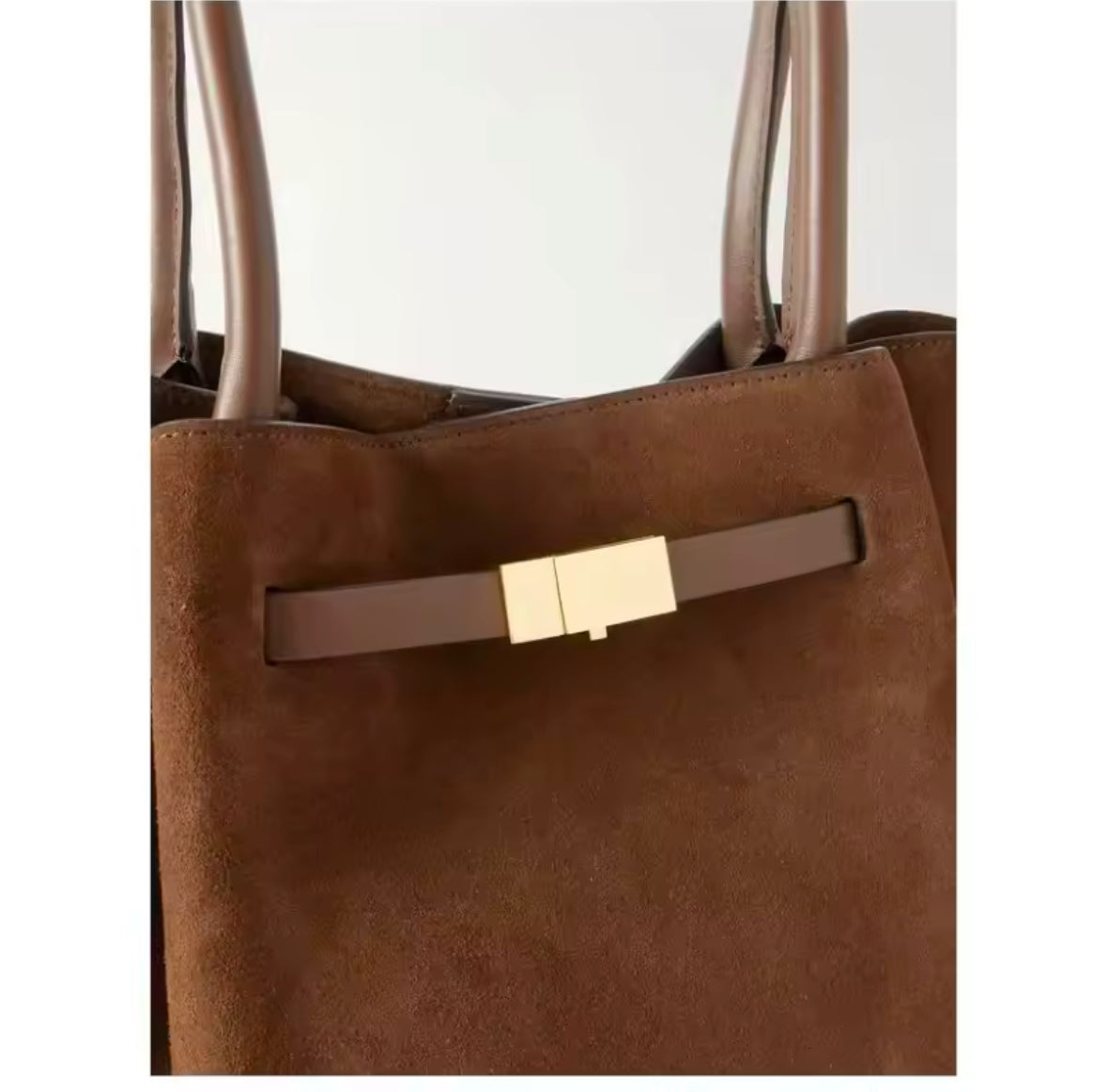 Elegante, große Handtasche mit luxuriöser Wildleder-Optik und goldenen Details. Verfügbar in Schwarz, Dunkelbraun und Cognacbraun. Perfekt für einen stilvollen, zeitlosen Look – ideal für Business und Alltag.