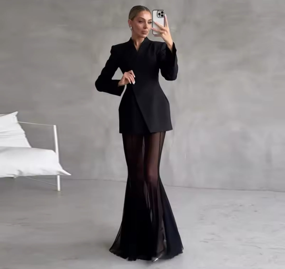 Elegantes Zweiteiler-Set bestehend aus tailliertem Blazer und bodenlangem transparentem Rock, erhältlich in Schwarz und Weiß – ideal für Events, Shootings oder besondere Anlässe.