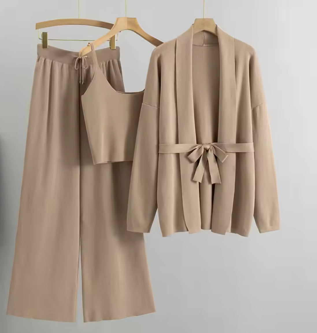 3-teiliges Loungewear-Set in Nuss-Beige bestehend aus Cardigan mit Bindegürtel, weitem Top und Hose mit Kordelzug – gemütlich und elegant.