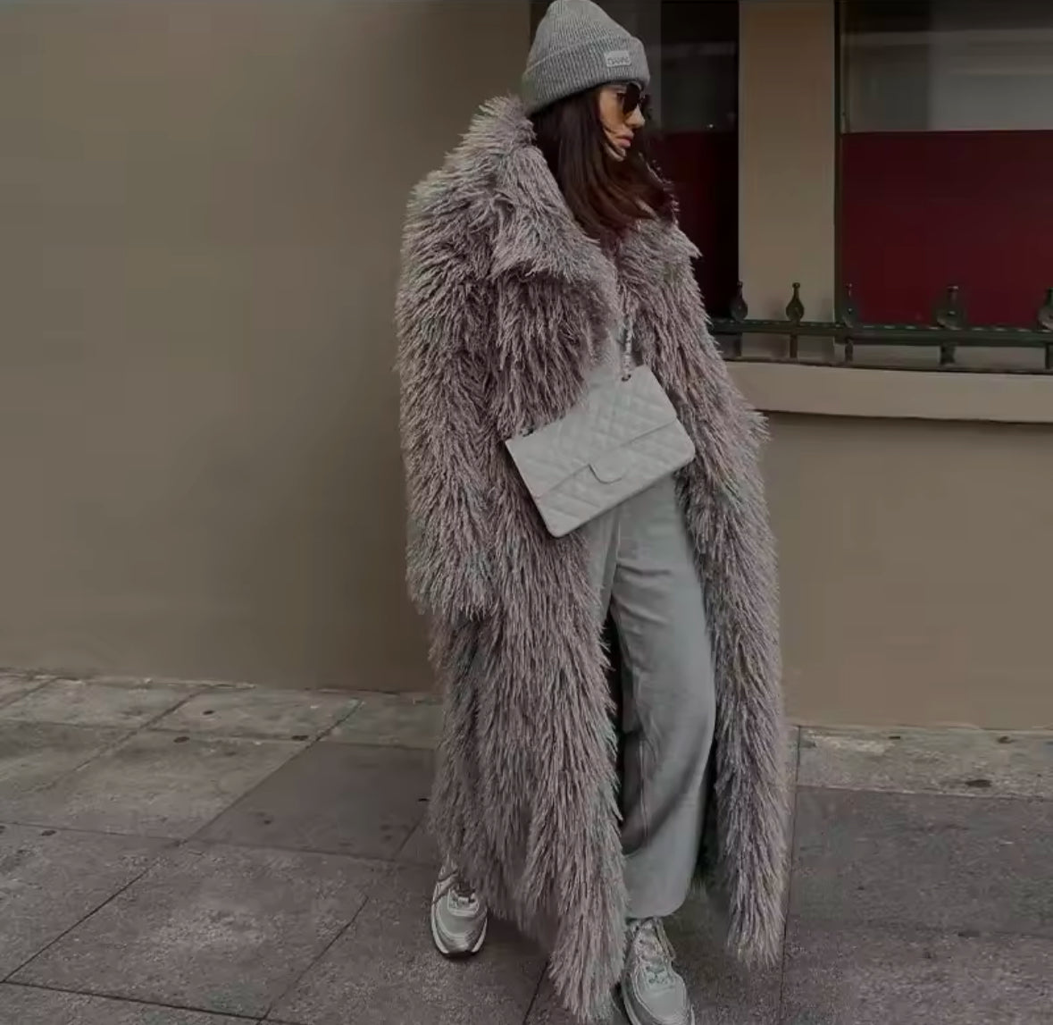 Eleganter Damenmantel aus Kunstpelz – High-Fashion für den Winter