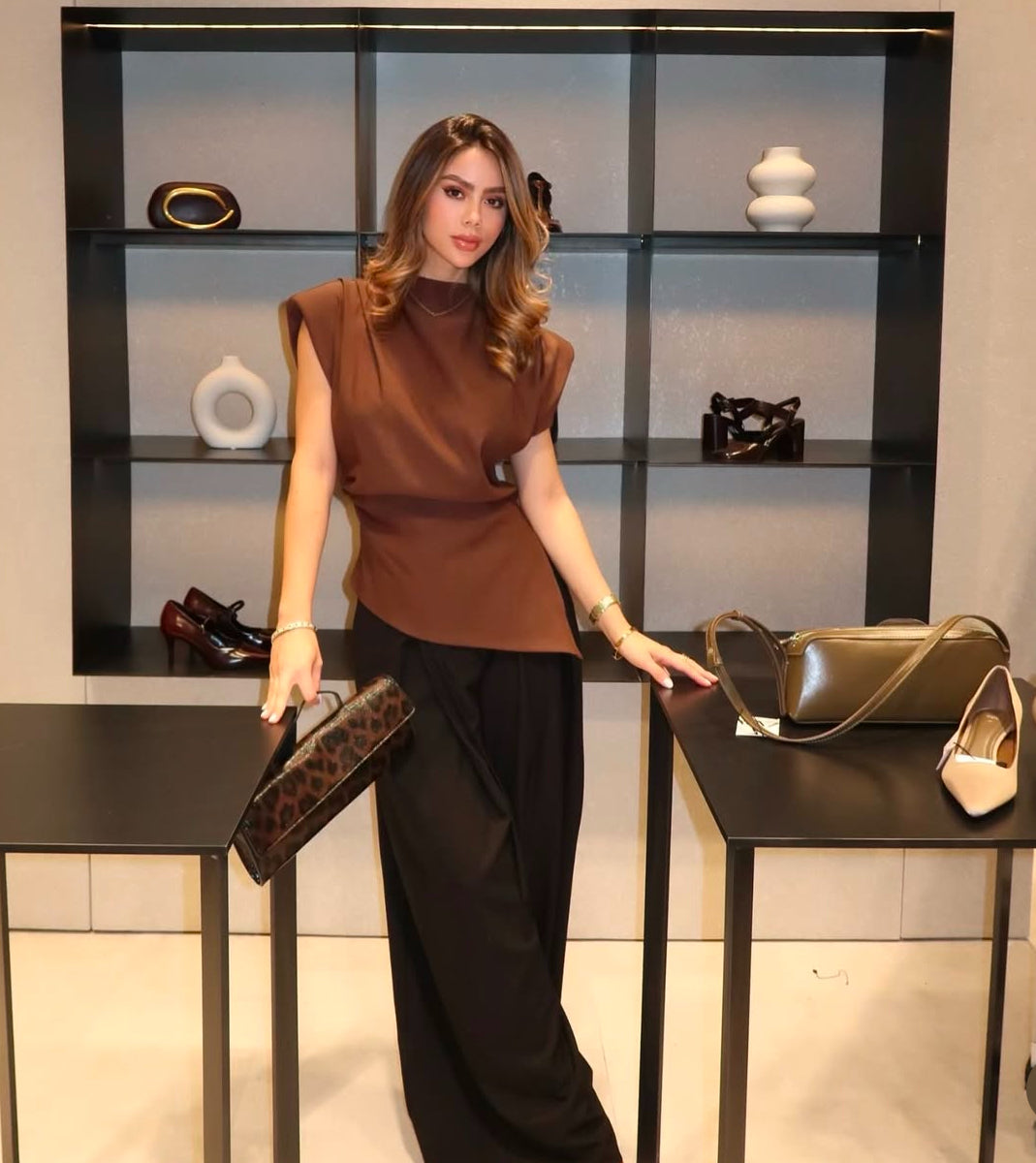 Ärmelloses, asymmetrisches Top mit elegantem Faltenwurf in drei Farben – Braun, Burgunderrot und Schwarz. Perfekt für einen stilvollen und modernen Look.