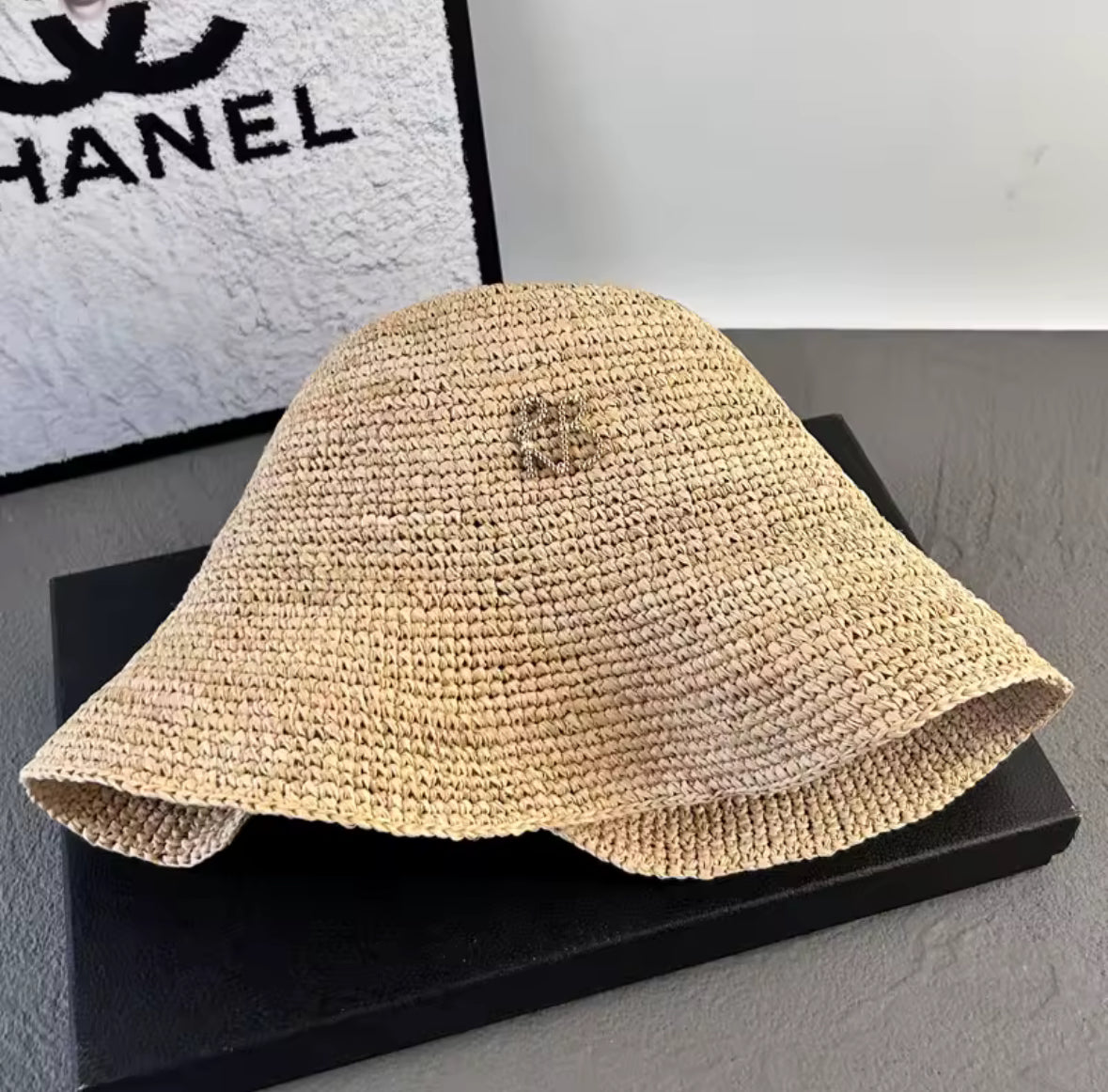 RB Classic Strohhut aus naturfarbenem Raffia mit goldenen Initialen – eleganter Sommer-Bucket-Hut für Damen mit Kopfumfang 56–58 cm