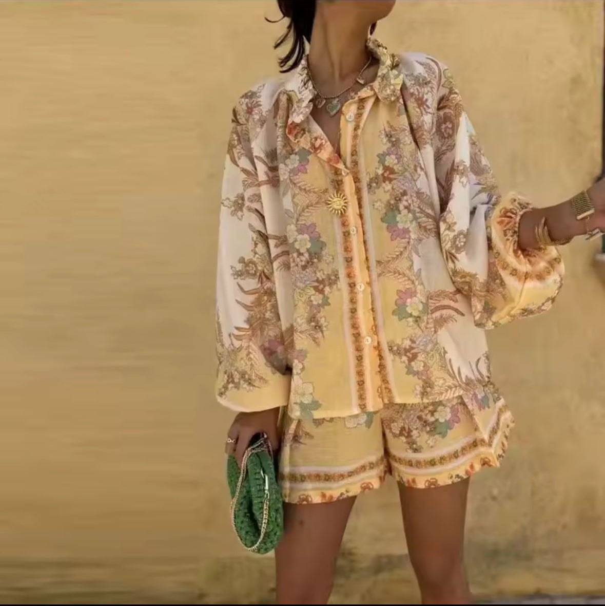 Sommer-Outfit aus gelber Oversize-Bluse und Shorts mit Gürtel