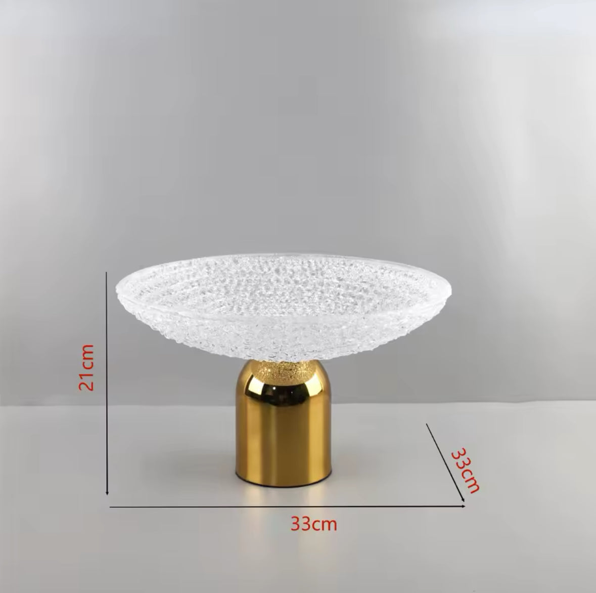 Luxuriöse Design-Schale mit edler goldener Basis, erhältlich in mattem Schwarz oder klarem Glas. Perfekt als Obstschale oder stilvolles Deko-Element.