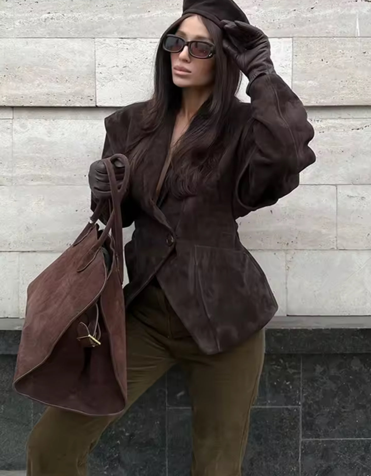 Luxuriöser Wildleder-Blazer in Dunkelbraun oder Beige mit markanten Schultern, doppelter Knopfreihe und taillierter Passform – exklusiver High-Fashion-Look.