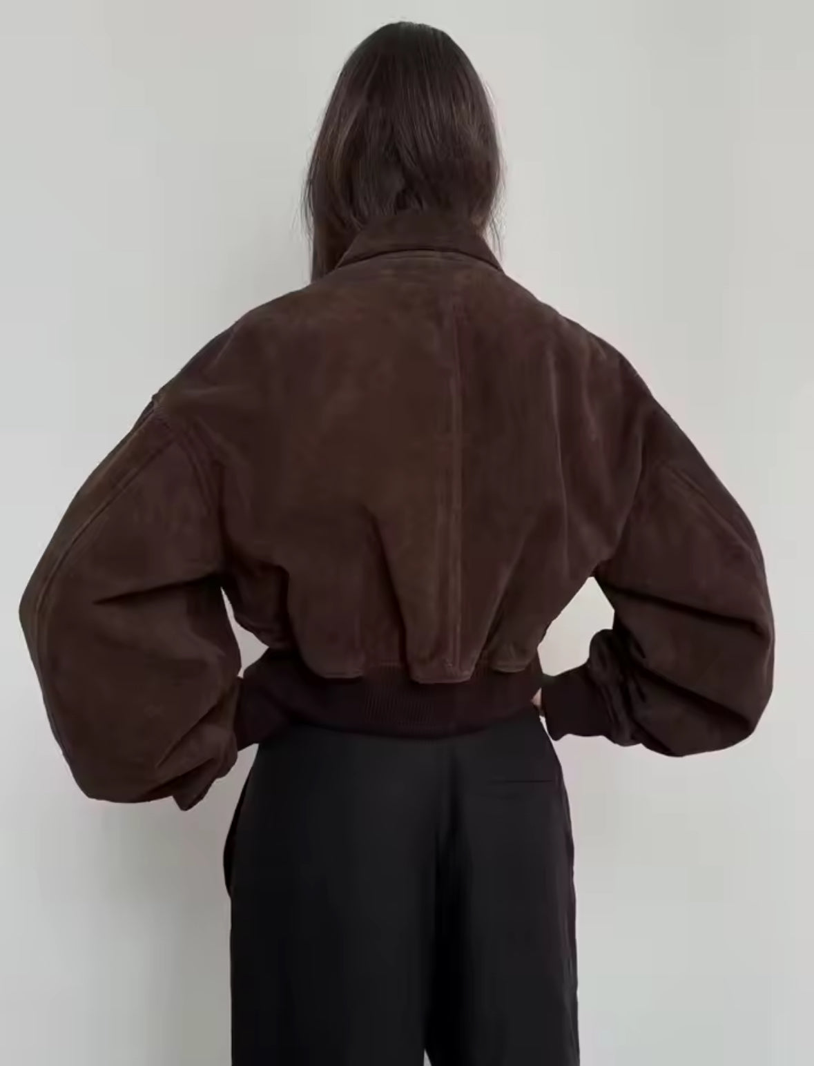 Raya Bomber Jacket – Oversized Bomberjacke in Wildleder-Optik mit Reißverschluss, Armtasche und elastischen Bündchen, erhältlich in Braun und Schwarz.