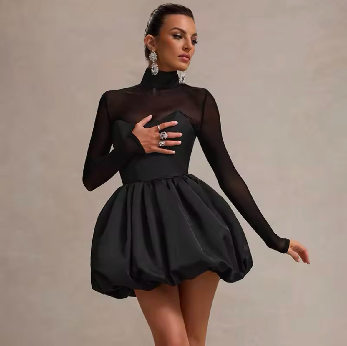 Schwarzes High-Neck Kleid mit Sheer-Details