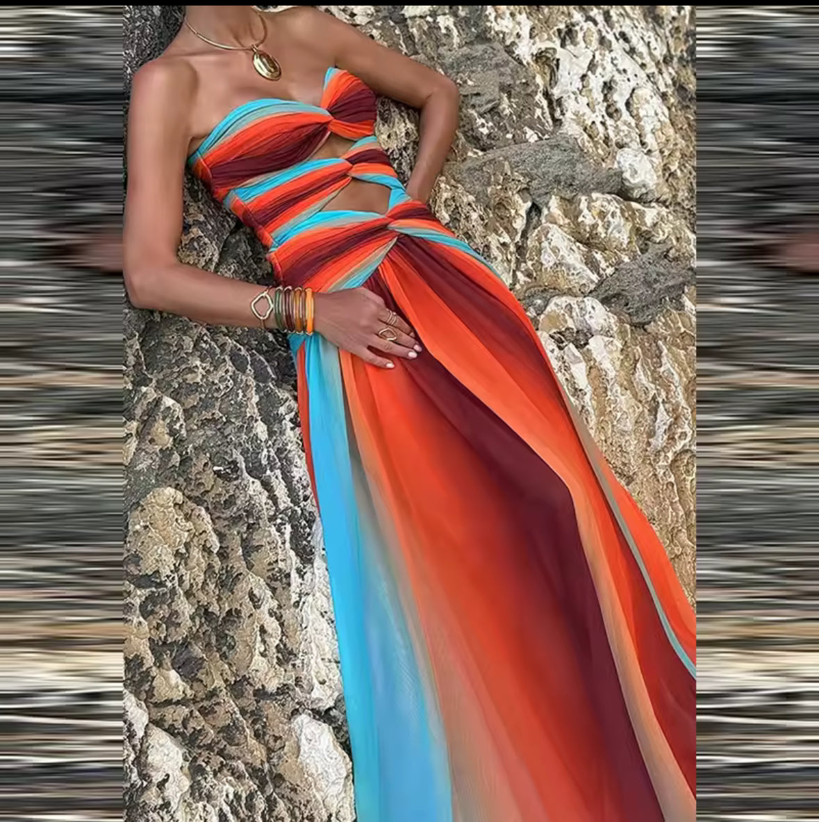 Luftiges Maxikleid mit Farbverlauf in Orange, Rot, Türkis und Bordeaux, mit Cut-Outs und Bandeau-Stil – ideal für Sommer, Strand und besondere Anlässe.
