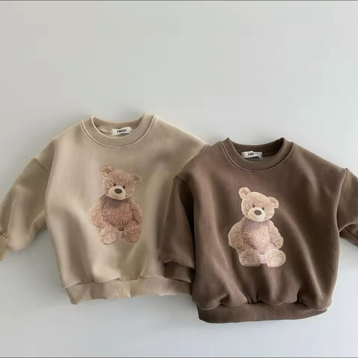 Zwei Teddy-Bär Kinder-Sweatshirts in Beige & Braun mit flauschigem Bären-Print.