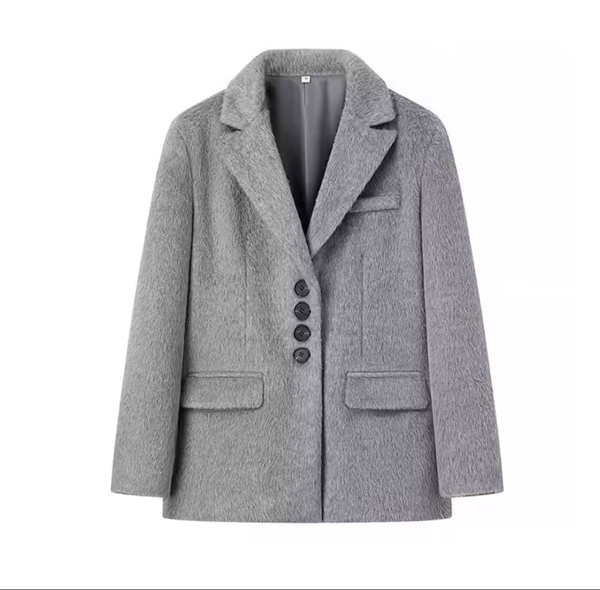 Eleganter Oversized-Mantel aus flauschigem, strukturiertem Material mit klassischem Blazer-Schnitt. Verfügbar in Rosa, Beige und Grau – perfekt für einen luxuriösen, stilvollen Look mit modernem Touch.