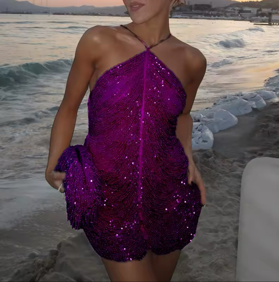 Ein luxuriöses, perlenbesticktes Mini-Kleid mit Neckholder-Design in den Farben Royal Purple. Perfekt für elegante Abende und besondere Anlässe.