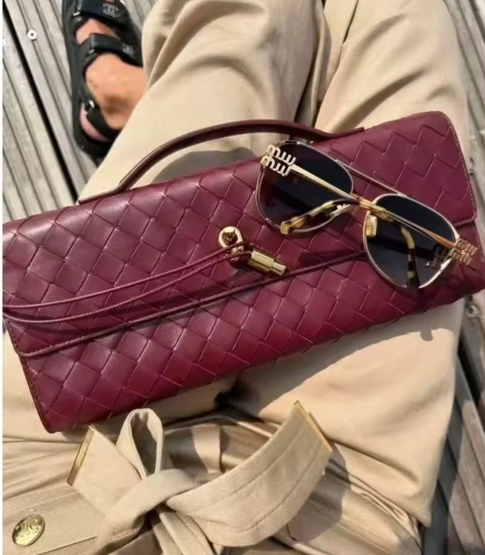 Geflochtene Crossbody-Tasche und clutch in Burgund mit goldenen Details, Henkel und verstellbarem Schultergurt – stilvoll und elegant für Alltag und besondere Anlässe.