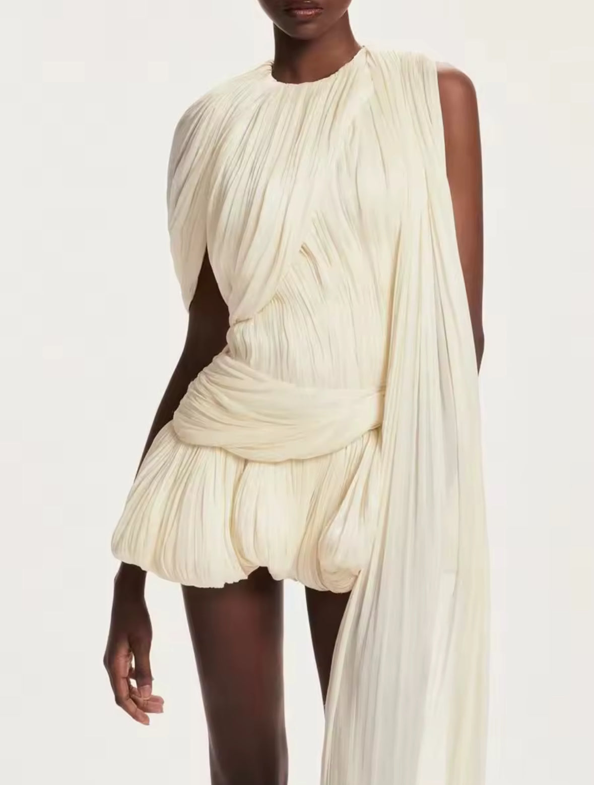 Asymmetrisches elfenbeinweißes Kleid mit Drapierung und Cape-Detail, plissiert und ballonförmiger Minirock