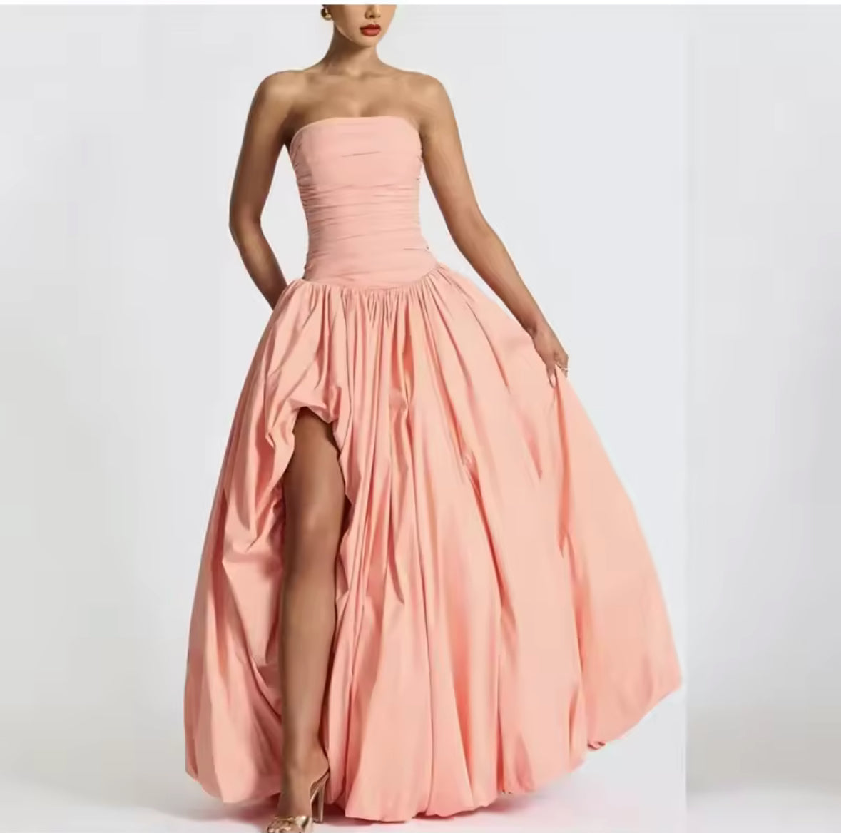 Roséfarbenes trägerloses Ballkleid mit Schlitz und Corsagenstil