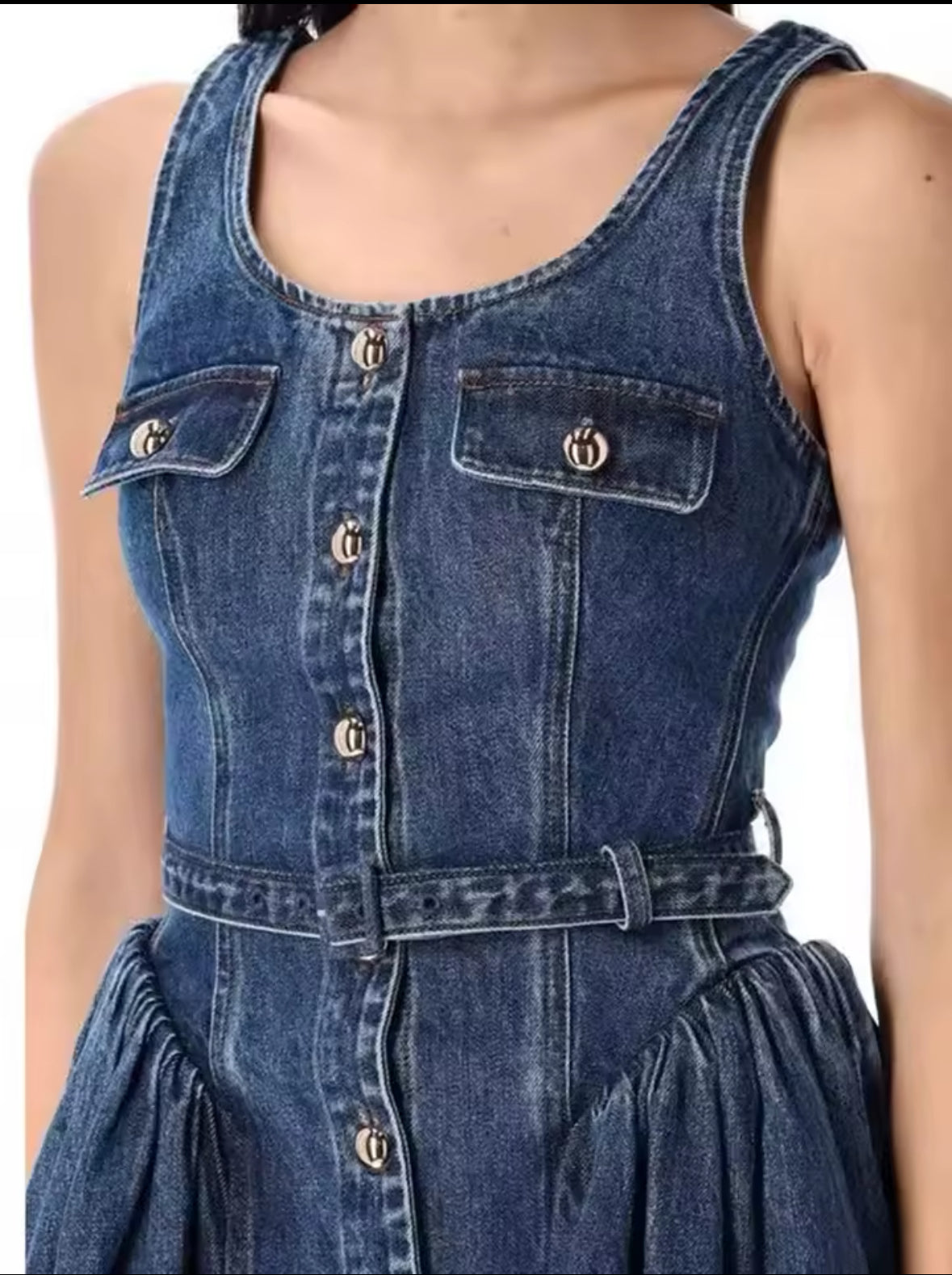 Damen Minikleid aus dunkelblauem Denim mit Knopfleiste, Taillengürtel und Brusttaschen – figurbetontes Jeanskleid im luxuriösen Vintage-Stil