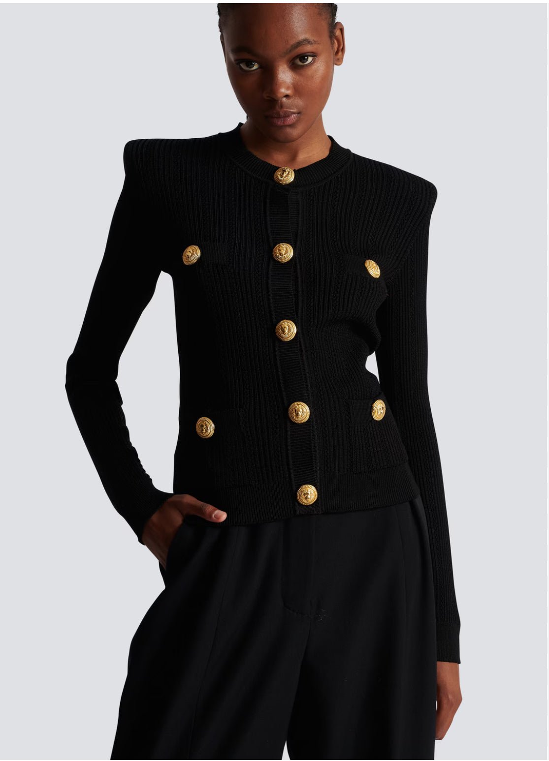 Eleganter, taillierter Strick-Cardigan mit goldenen Knöpfen und strukturierter Passform.
Klassischer, langärmliger Strickblazer mit goldenen Knopf-Details für einen luxuriösen Look
Figurbetonter Strick-Cardigan mit verzierten Knöpfen – zeitlose Eleganz für jeden Anlass.