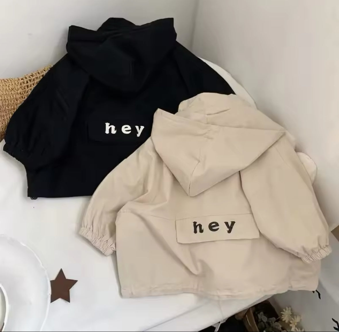 Zwei Oversized Hoodie-Jacken in Beige und Schwarz mit „hey“-Print auf der Rückseite