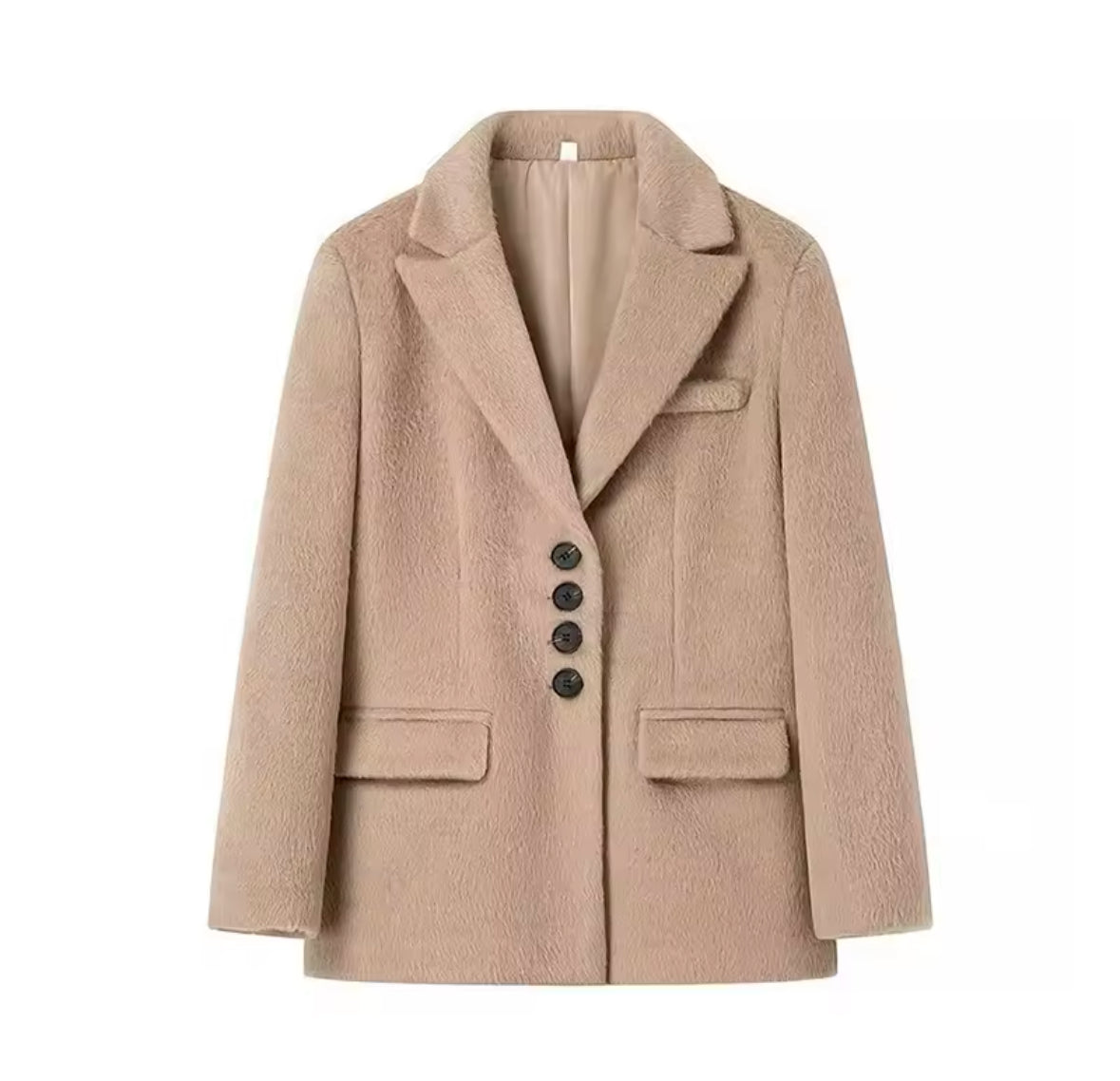 Eleganter Oversized-Mantel aus flauschigem, strukturiertem Material mit klassischem Blazer-Schnitt. Verfügbar in Rosa, Beige und Grau – perfekt für einen luxuriösen, stilvollen Look mit modernem Touch.