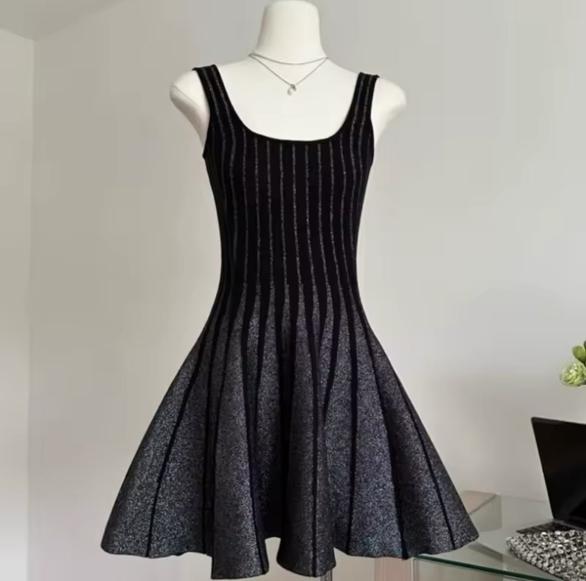 Schwarzes Strick-Minikleid mit Glitzereffekt, tailliert, ausgestellter Rock, elegantes Design