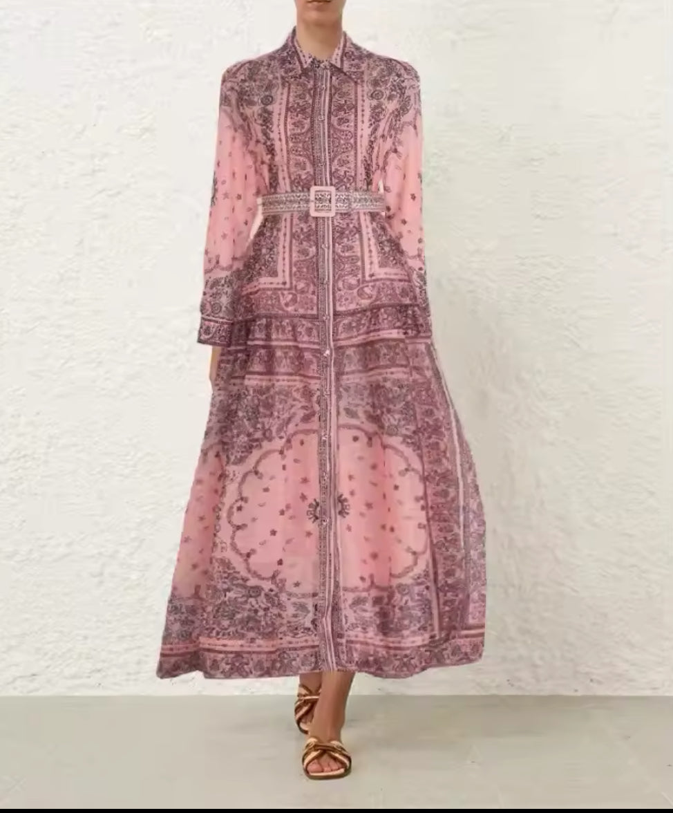 Feminines Maxi-Kleid mit orientalischem Muster in Rosa, Gürtel, luxuriöser Style für besondere Anlässe.