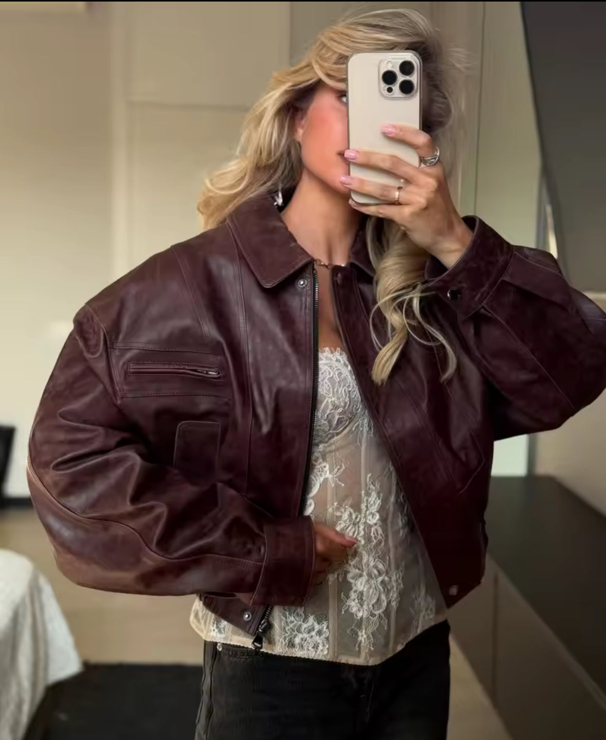 Frau trägt die Brooklyn Jacket – eine oversized Lederjacke in dunklem Braun mit Vintage-Charakter, kombiniert mit casual und eleganten Outfits.