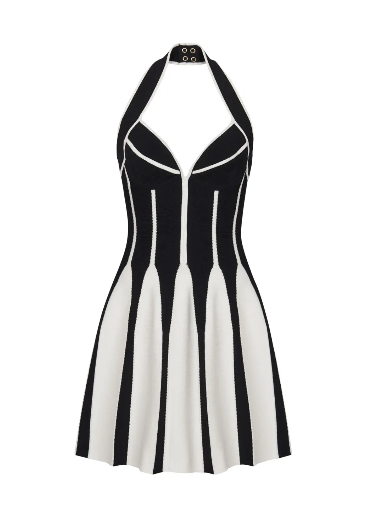 Modell trägt ein schwarz-weißes Kleid im architektonischen Look mit V-Ausschnitt, breiten Trägern und ausgestelltem Rock. Die Figur wird durch das Linien-Design optisch betont.