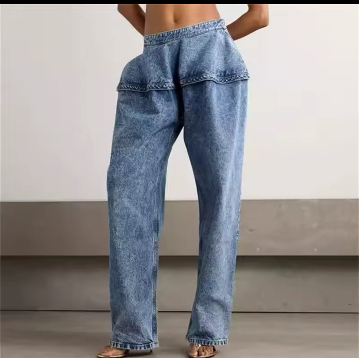 Jeans im Loose Fit mit mittelhohem Bund und auffälligem Layer-Detail im Hüftbereich aus gewaschenem Denim