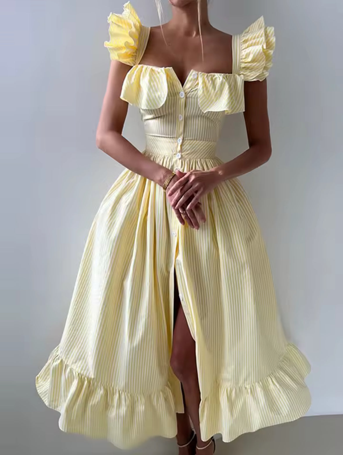 Sommerkleid mit Rüschen und Knopfleiste in Pastellgelb – HB Interieur & Fashion