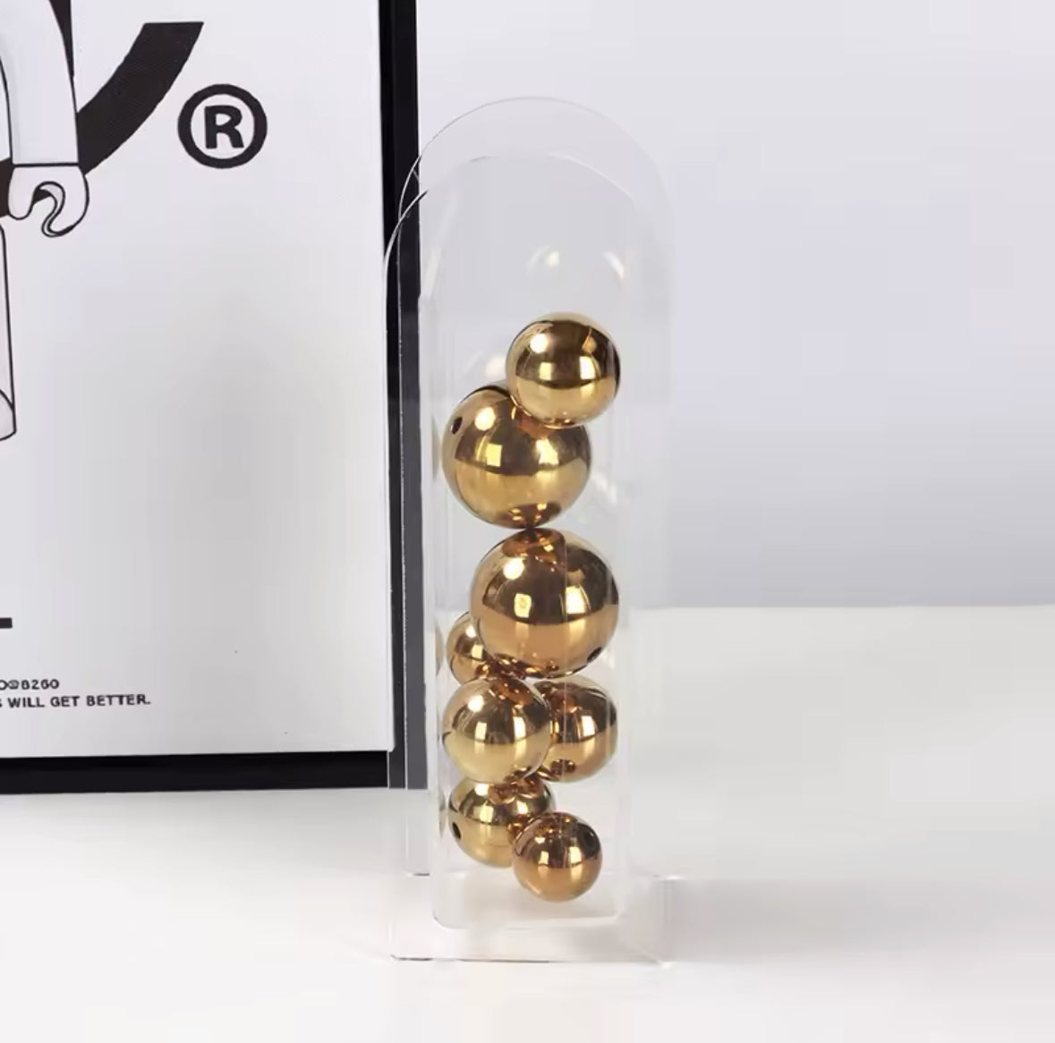 Moderne transparente Acryl-Vase mit integrierten goldenen oder silbernen Kugeln. Perfekt für einzelne Blumen oder als stilvolles Design-Element für modernes Interior.