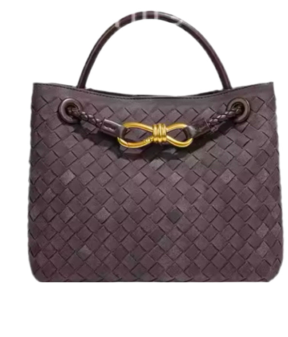 Luxuriöse geflochtene Handtasche im eleganten Design, inspiriert von italienischer Handwerkskunst. Die Tasche besticht durch ihr hochwertiges Material, eine edle Flechtoptik und ein stilvolles Knotendetail aus Metall. Perfekt für einen zeitlosen, schicken Look.