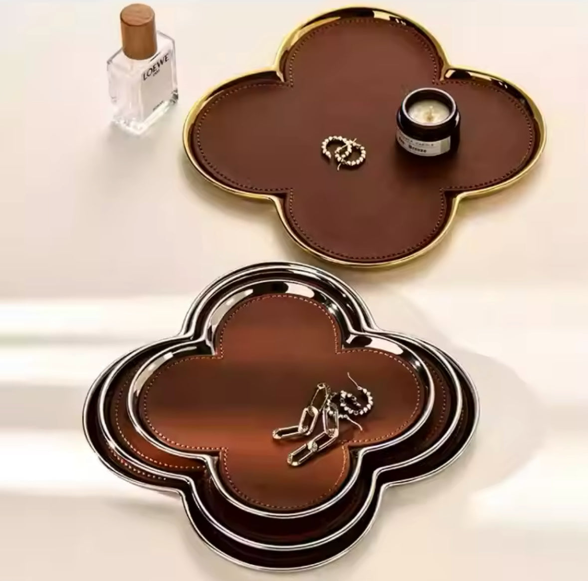 Luxuriöses vierblättriges Kleeblatt-Tablett aus hochwertiger Keramik mit Echtleder-Einlage und edlem Gold- oder Silberrand. Perfekt als Schmuckablage, Schlüsselhalter oder stilvolle Dekoration für Wohnräume, Schminktische und Interior-Design-Liebhaber.