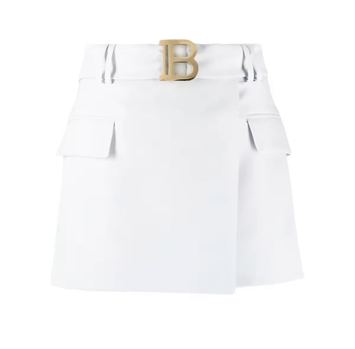 Weißer High-Waist-Minirock mit ikonischer goldener B-Schnalle und edler Textur – ein stilvoller Sommerklassiker.