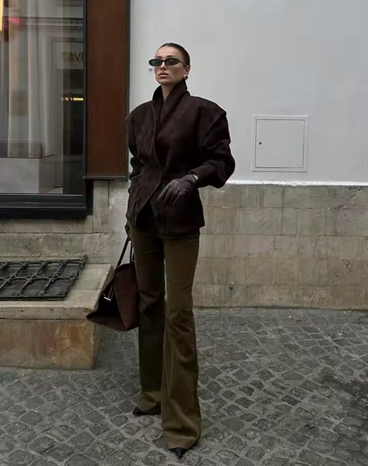 Luxuriöser Wildleder-Blazer in Dunkelbraun oder Beige mit markanten Schultern, doppelter Knopfreihe und taillierter Passform – exklusiver High-Fashion-Look.