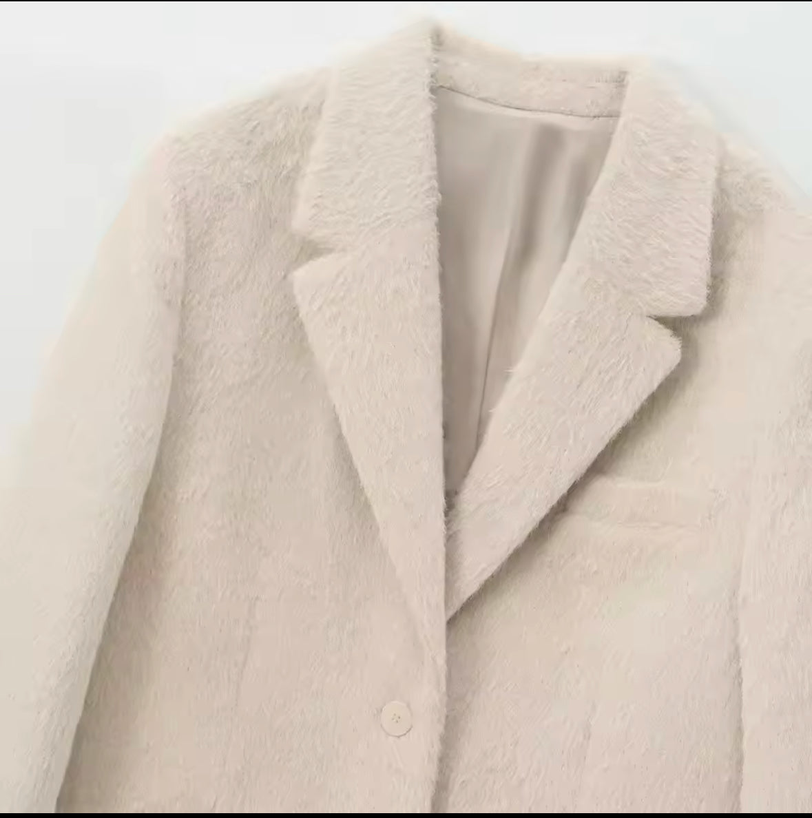 Eleganter Oversized-Mantel aus flauschigem, strukturiertem Material mit klassischem Blazer-Schnitt. Verfügbar in Rosa, Beige und Grau – perfekt für einen luxuriösen, stilvollen Look mit modernem Touch.