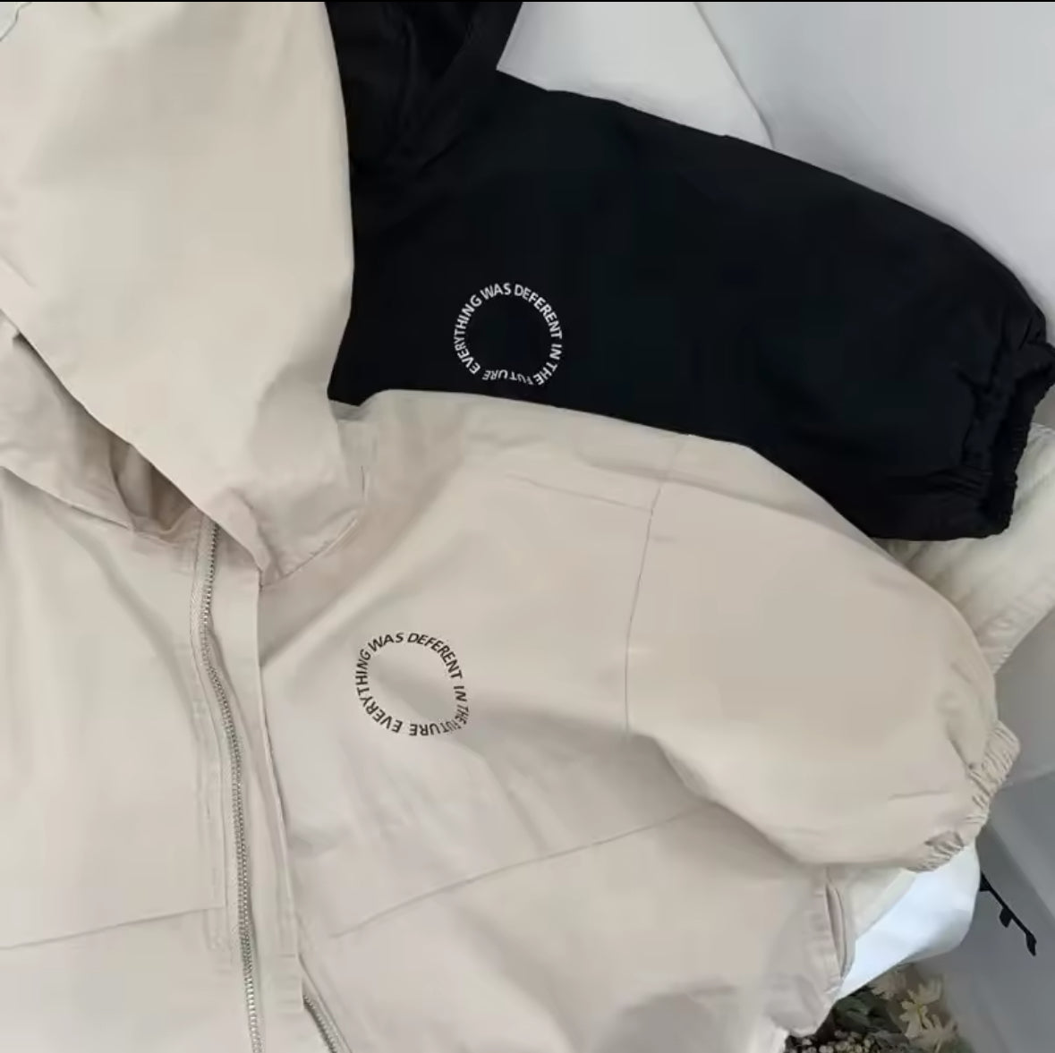 Detailaufnahme der Vorderseite der Jacke mit modernem Rundschrift-Print