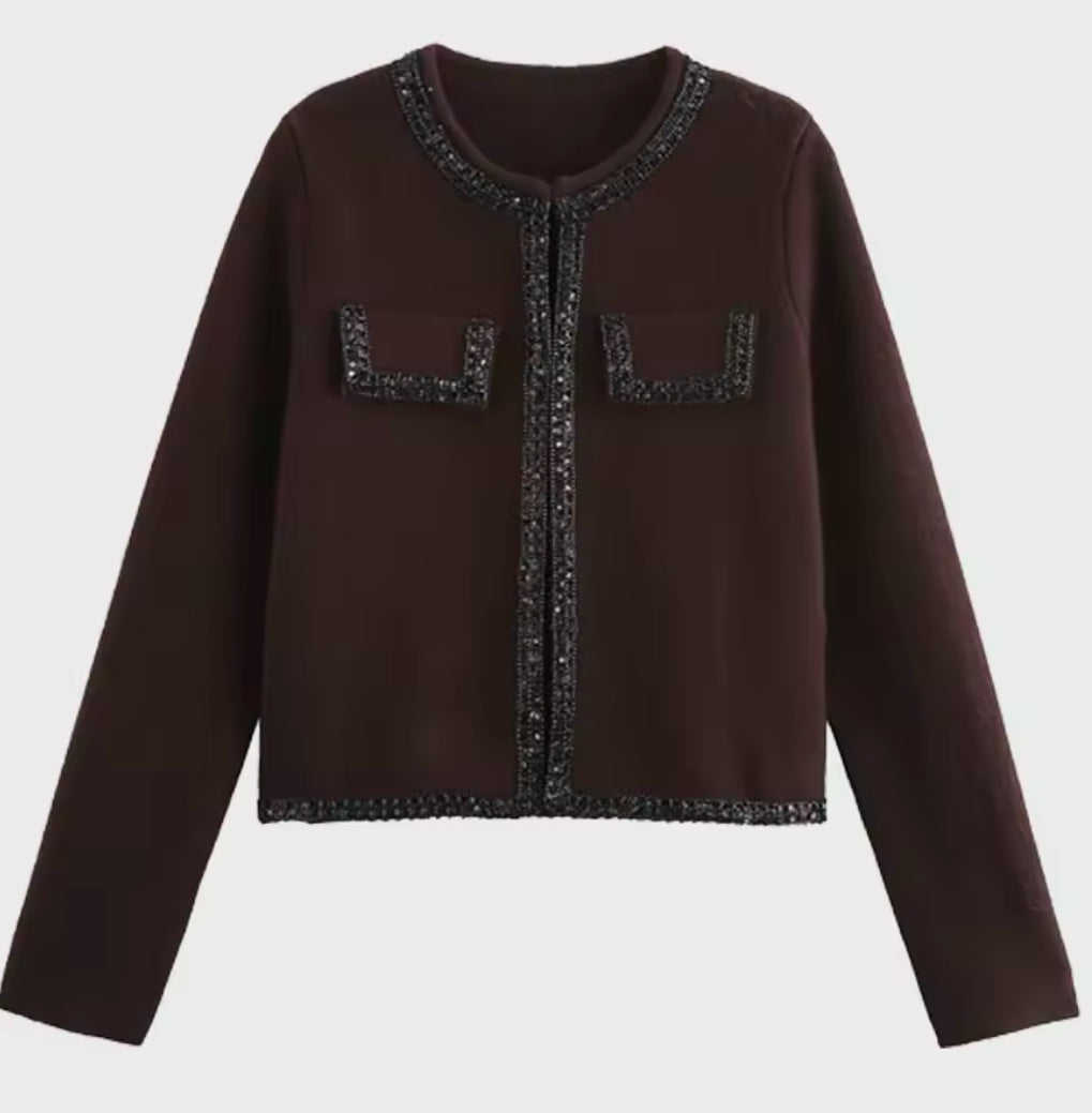 Edle, taillierte Tweed-Jacke in Dunkelbraun mit funkelnden Pailletten-Details entlang der Kanten und Taschen. Perfekt für einen eleganten und luxuriösen Look – kombinierbar mit Röcken, Kleidern oder Hosen.