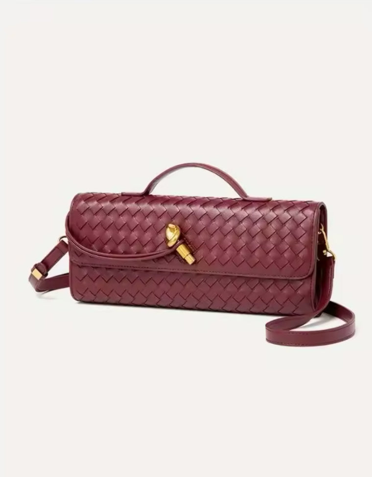 Geflochtene Crossbody-Tasche und clutch in Burgund mit goldenen Details, Henkel und verstellbarem Schultergurt – stilvoll und elegant für Alltag und besondere Anlässe.