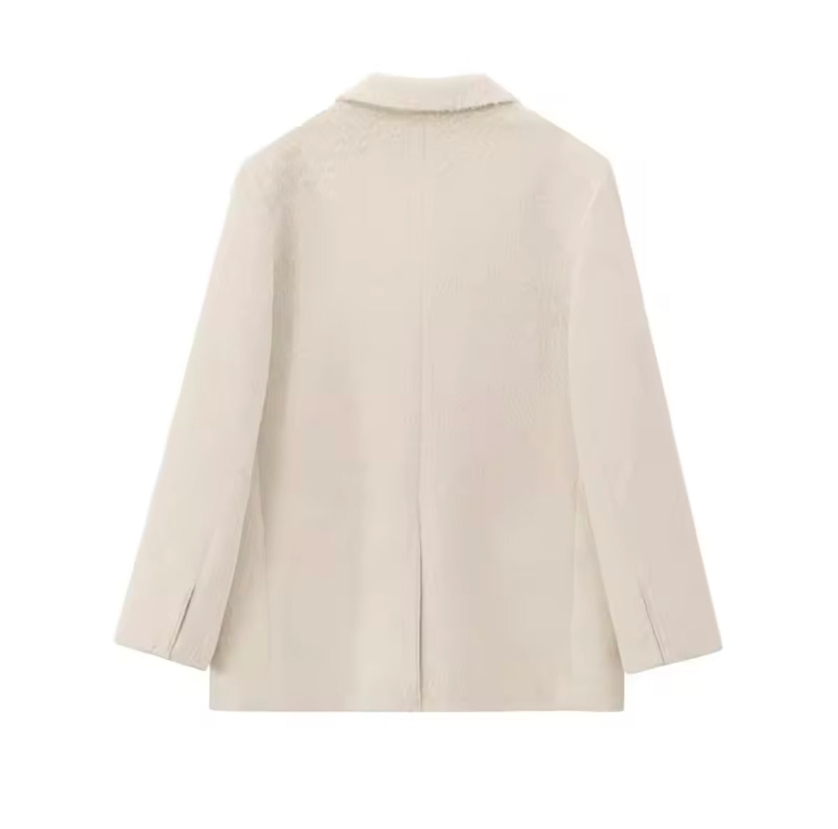 Eleganter Oversized-Mantel aus flauschigem, strukturiertem Material mit klassischem Blazer-Schnitt. Verfügbar in Rosa, Beige und Grau – perfekt für einen luxuriösen, stilvollen Look mit modernem Touch.