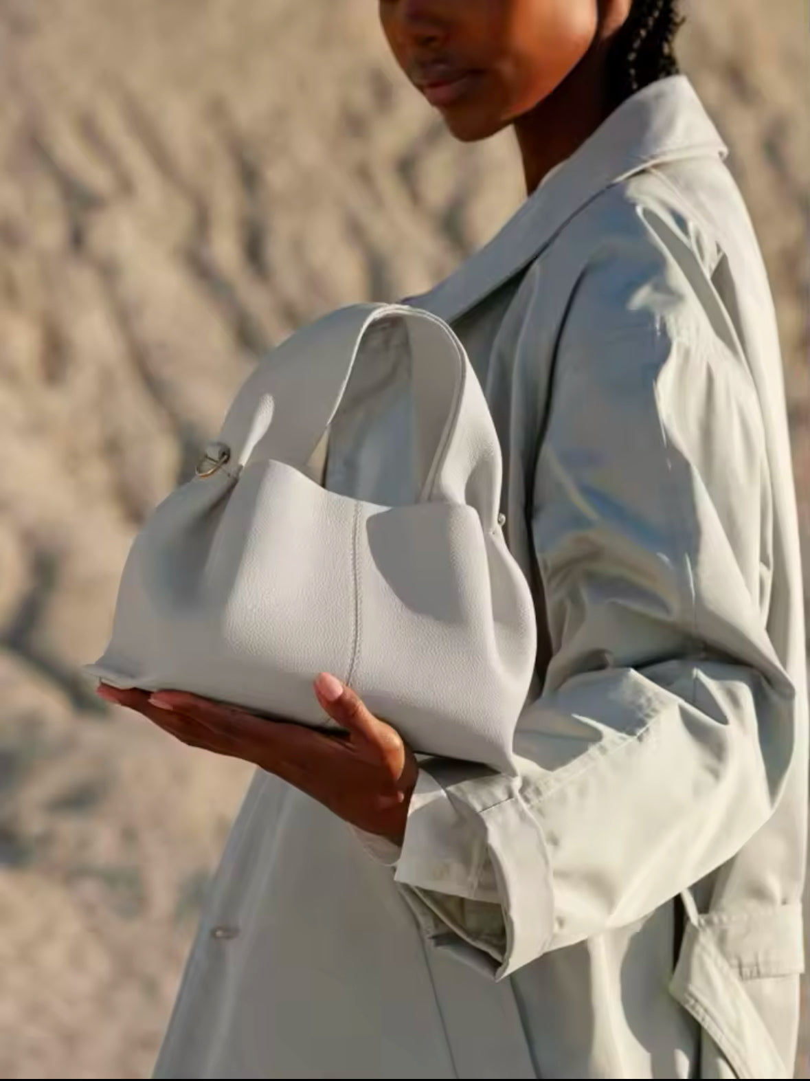 Minimalistische, weiche Handtasche aus hochwertigem veganes Leder mit elegantem, geschwungenem Design. Verfügbar in den Farben Elfenbein, Schwarz, Camel und Taupe – perfekt für einen modernen und zeitlosen Look.